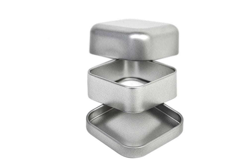 Kleine quadratische Metalldose