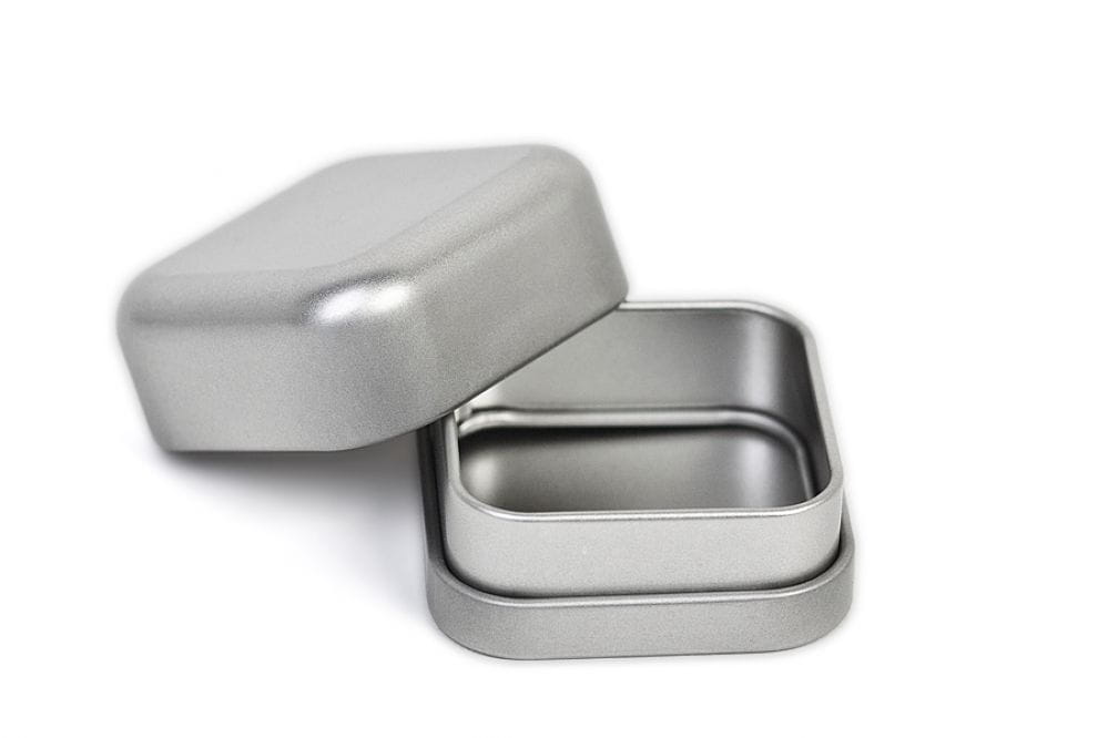 Kleine quadratische Metalldose